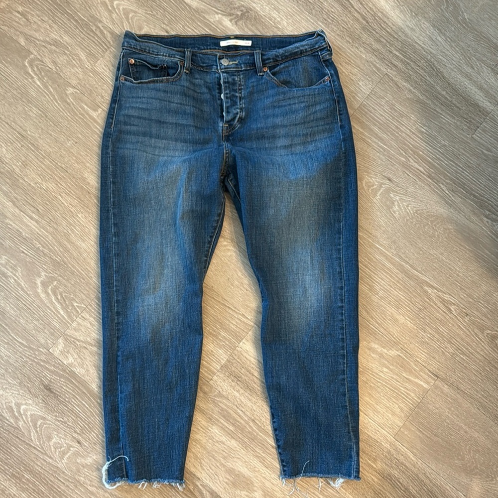 Levi Skinny Jean 4 button closure